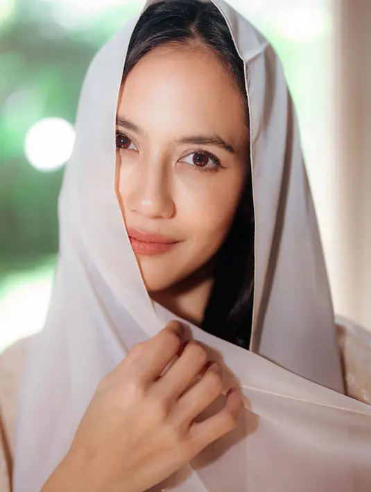 Dikenal punya gaya makeup yang kasual, sosok dari adik Keenan Pearce ini memang menjadi idola banyak anak muda. Sejak kemunculannya di film 5 Cm, sampai saat ini Pevita semakin eksis dengan segala aktivitasnya di dunia hiburan. (Liputan6.com/IG/@pevpearce)
