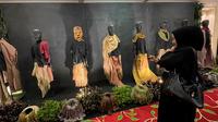 Artefak khas Batak tampak tersusun rapi di depan pintu masuk pameran The Batak Culture Exhibition, di Tiara Convention Hall, Jalan Cut Meutia, Kota Medan (Reza Efendi/Liputan6.com)