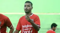 Hasi Kipuw menuju PSM Makassar. (Bola.com/Iwan Setiawan)