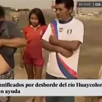 Gokil juga nih ibu-ibu di Peru. Lagi siaran langsung di televisi tau-tau buka baju untuk susui seekor babi. (Via: mirror.co.uk)