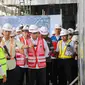 Pj Gubernur DKI Jakarta Heru Budi Hartono mendampingi Menteri Perhubungan (Menhub) Budi Karya Sumadi meninjau proyek pembangunan Stasiun Integrasi Lintas Raya Terpadu (LRT) Halim, Jakarta Timur  pada Kamis (23/3/2023). (Merdeka.com/Lydia Fransisca)