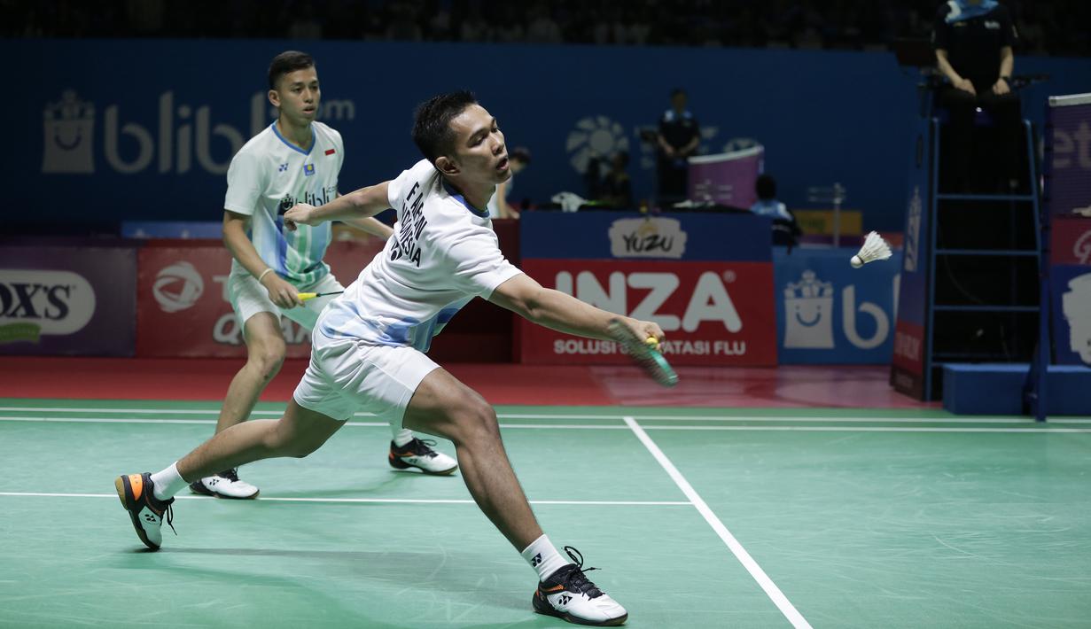 Ganda putra Indonesia, Fajar Alfian / Muhammad Rian, mengembalikan kok saat melawan Takuro Hoki / Yugo Kobayashi pada Indonesia Open 2019 di Istora Senayan, Jumat (19/7). Fajar / Rian kalah 19-21 dan 12-21. (Bola.com/Yoppy Renato)