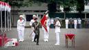 Panglima TNI Jenderal Gatot Nurmantyo bersiap menyerahkan pataka Paspampres Setia Waspada kepada Komandan Paspampres Brigjen (Mar) Suhartono saat prosesi sertijab Danpaspampres di Mako Paspampres, Jakarta Pusat, Selasa (14/3). (Liputan6.com/Faizal Fanani)