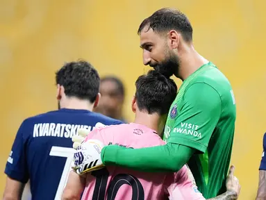 Kiper PSG, Gianluigi Donnarumma, memeluk pemain Inter Miami, Lionel Messi, pada babak 16 besar Piala Dunia Antarklub 2025 di Mercedez-Benz Stadium, Atlanta, Minggu (29/06/2025) malam WIB. (AP Photo/Mike Stewart)