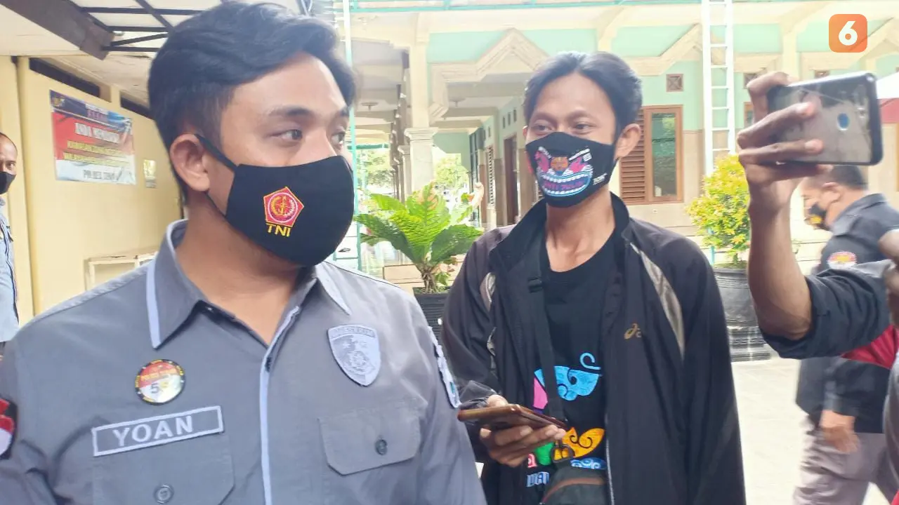 Kasat Reskrim Polres Tuban AKP Yoan Septi Hendri saat diwawancarai sejumlah wartawan (Liputan6.com/Ahmad Adirin)