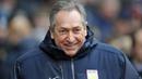Gerard Houllier. Pelatih asal Prancis yang telah wafat di usia 73 tahun pada 14 Desember 2020 ini tercatat pernah menukangi Aston Villa mulai 21 September 2010 hingga 1 Juni 2011 dan menjadi klub terakhirnya dalam rekor manajerialnya. Ia menggantikan posisi Martin O'Neill yang dipecat pada Agustus 2010. Bersama Aston Villa ia total memimpin tim dalam 39 laga di semua ajang dengan hasil 14 kali menang, 11 imbang dan 14 kali kalah. (AFP/Glyn Kirk)