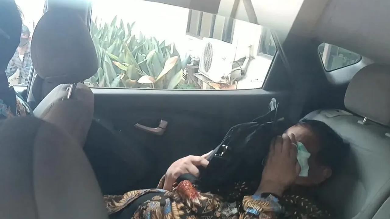Namun dia tak menjelaskan lebih lanjut pihak mana yang meminjamkan mobil tersebut.<br>
