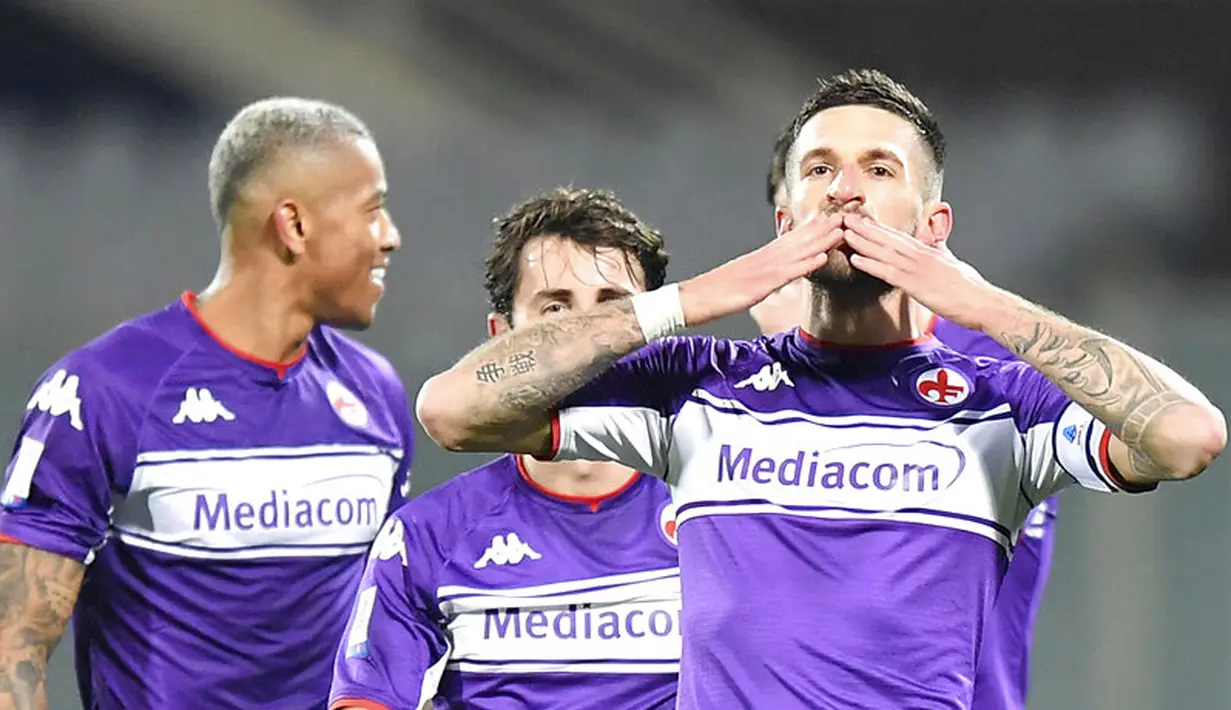 Pemain Fiorentina Cristiano Biraghi melakukan selebrasi usai mencetak gol ke gawang Genoa pada pertandingan Liga Italia di Stadion Artemio Franchi, Firenze, Italia, 17 Januari 2022. Fiorentina menang 6-0. (Tano Pecoraro/LaPresse via AP)