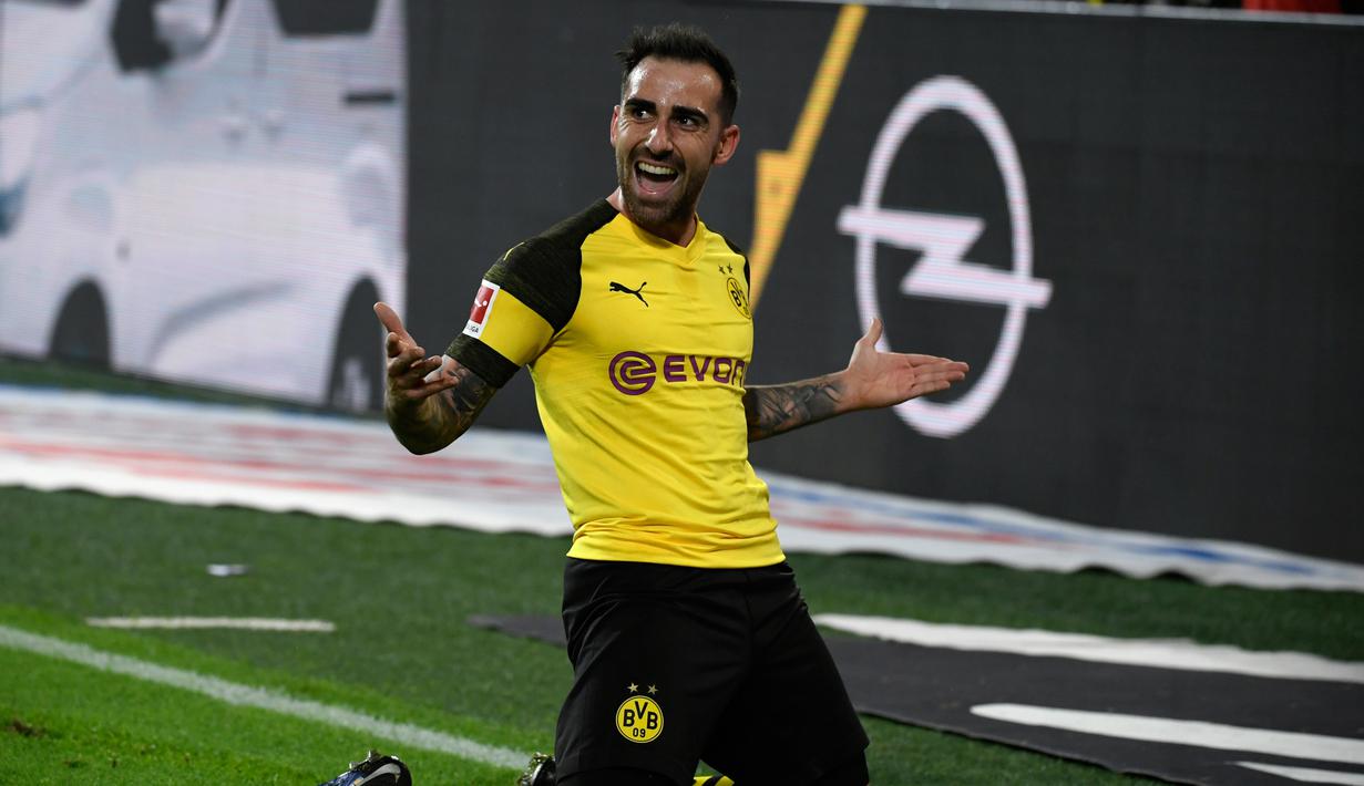 2. Paco Alcacer – Diboyong Barcelona usai tampil cemerlang di Valencia tak membuat karier Alcacer meroket. Ia justru kalah saing dengan Luis Suarez yang tak tergantikan di lini depan Barcelona. (AFP/Ina Fassbender)