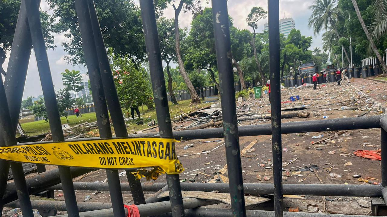FOTO: Sisa Amuk Massa, Halte Hangus dan Pagar DPR Jebol