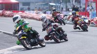Para pembalap saling adu cepat pada Honda Dream Cup (HDC) 2025 yang digelar di Sirkuit Multifungsi Dispora Sumut, Medan pada 17 - 18 Mei. (Bola.com/Muhammad Iqbal Ichsan)