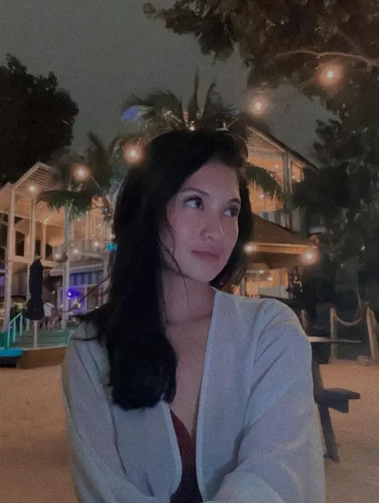 Di usianya yang kini memasuki usia seperempat abad, Vinessa Inez disebut jadi janda yang 'semakin di depan'. (FOTO: instagram.com/vinessainez/)