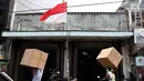 Pekerja membawa barang dagangan di pusat perbelanjaan Kawasan Pinangsia Glodok, Jakarta Barat, Selasa (22/8). Kawasan ini merupakan sentra ekonomi yang menyediakan berbagai kebutuhan. (Liputan6.com/Johan Tallo)