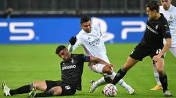 Gelandang Real Madrid, Casemiro, berebut bola dengan gelandang Borussia Monchengladbach, Lars Stindl, pada laga lanjutan Liga Champions di Borussia Park, Rabu (28/10/2020) dini hari WIB. Real Madrid bermain imbang 2-2 lawan Borussia Monchengladbach. (AFP/(AFP/Ina Fassbender)