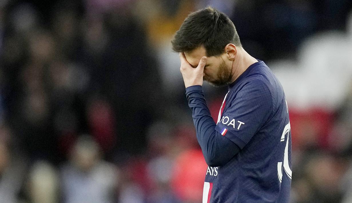 <p>Pemain Paris Saint-Germain (PSG), Lionel Messi, tampak kecewa setelah ditaklukkan Stade Rennes pada laga Liga Prancis di Stadion Parc des Princes, Minggu (19/3/2023). La Pulga dan kawan-kawan dipecundangi Stade Rennes. (AP Photo/Christophe Ena)</p>