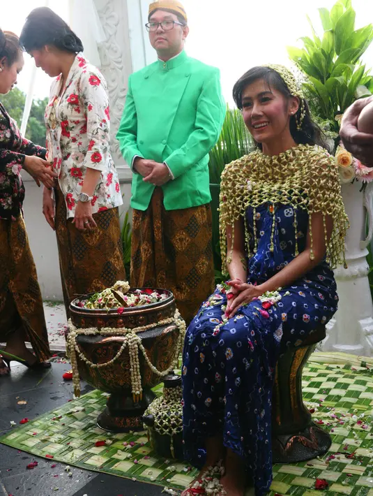 Suasana haru tampak saat perempuan 32 tahun itu mencurahkan isi hatinya dan dilanjutkan dengan meminta izin dan doa restu sebelum esok hari melepas masa lajangnya. (Nurwahyunan/Bintang.com)