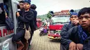 Masyarakat Suku Baduy Luar bersiap jalan menggunakan angkutan umum di Terminal Ciboleger, Kabupaten Lebak, Banten (13/05). Belasan angkutan umum mengangkut Suku Baduy Luar menuju Terminal Aweh. (Liputan6.com/Fery Pradolo)