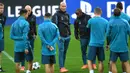 Pelatih Real Madrid, Zinedine Zidane, memberikan arahan kepada anak asuhnya saat sesi latihan jelang laga Liga Champions di Dortmund, Senin (25/9/2017). Real Madrid akan berhadapan dengan Borussia Dortmund. (AFP/Patrik Stollarz)