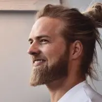 Tampan dan punya mata menggoda. Dia mirip gambaran Dewa Thor. Prajurit AL dari Norwegia ini jadi idola baru wanita sedunia. Siapa dia?