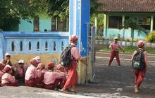 Potret Dampak Banjir Lahar Semeru Putuskan Jalan Desa, Separuh Siswa SD Jugosari Lumajang Absen