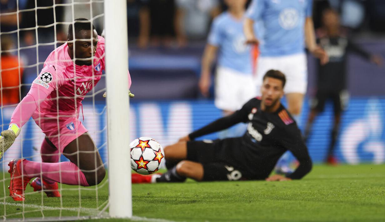 Penjaga gawang Malmo Ismael Diawara gagal menghentikan gol pertama Juventus pada pertandingan Grup H Liga Champions di Malmo New Stadium, Malmo, Swedia, Selasa (14/9/2021). Juventus menang 3-0. (Andreas Hillergren/TT News Agency via AP)