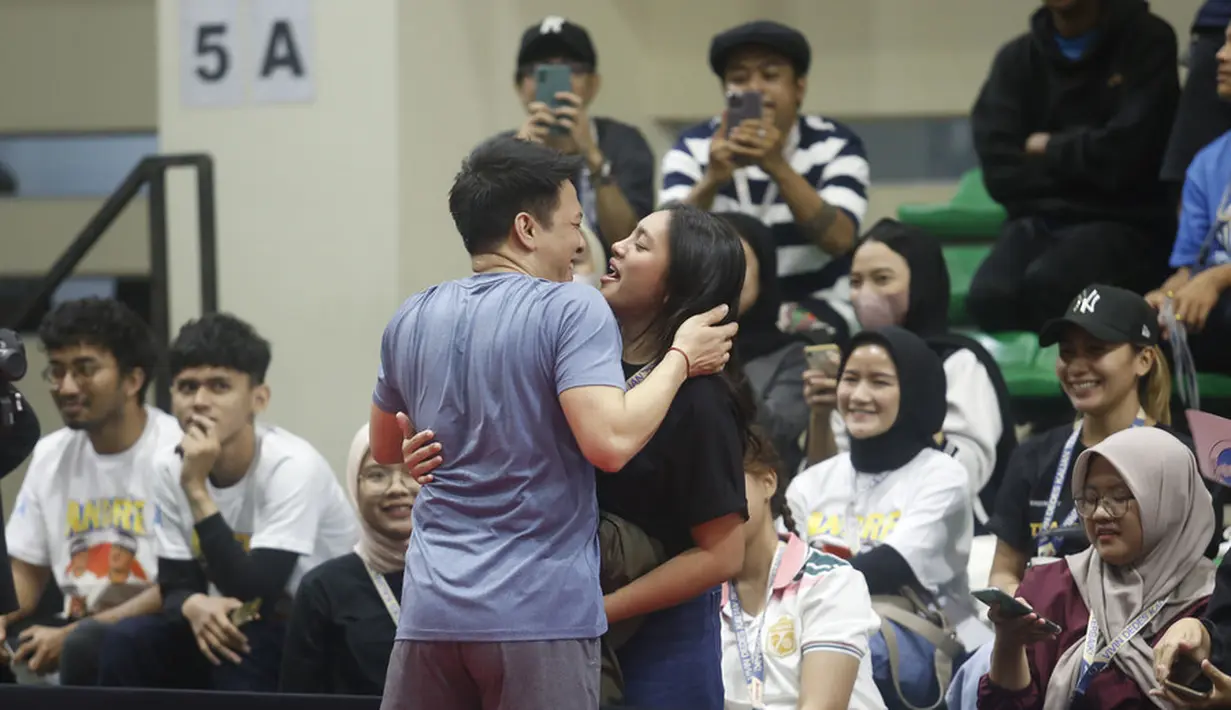 Seperti diketahui, Alleia memang dikenal dekat dengan ayahnya. Tidak heran, kehadirannya menjadi penyemangat buat Ariel saat bertanding ping pong. [Foto; KapanLagi.com®/Bayu Herdianto]