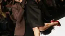 Desainer mengangkat modelnya saat parade desainer dalam acara pembukaan Jakarta Fashion Week 2017 di Senayan City, Jakarta, Sabtu (22/10). JFW tahun ini menampilkan lebih dari dari 250 desainer dan label. (Liputan6.com/Immanuel Antonius)