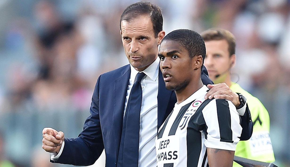 Pelatih Juventus, Massimiliano Allegri memberikan arahan kepada Douglas Costa saat timnya melawan Cagliari pada laga Serie A di  Turin, (19/8/2017). Juventus menang 3-0. (Alessandro Di Marco/ANSA via AP)
