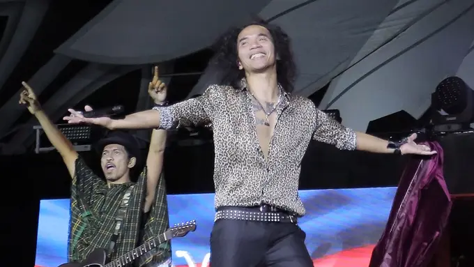 Vokalis Slank, Kaka, bersama Ridho (kiri) dalam konser HUT ke-35 Slank Indonesia Now di GBK, Minggu (23/12). (Bambang Eros/Fimela)