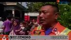 Petugas Pemadam Kebakaran Kabupaten Jember bersama warga Perumahan Tegal Besar Permai 1, Kecamatan Kaliwates, Jember. Kerja bakti mencari ular kobra di perumahan itu, Minggu (1/12). Warga menyebut 30 ular kobra berkeliaran di sekitar perumahan.
