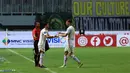 Pemain Persija Jakarta, Marko Simic (kanan) digantikan Aji Kusuma pada laga pekan kedua BRI Liga 1 2023/2024 melawan Persikabo 1973 di Stadion Pakansari, Cibinong, Bogor, Minggu (9/7/2023). (Bola.com/M Iqbal Ichsan)
