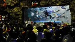 Beberapa penyelam terlihat memberi makan  ikan-ikan di dalam air di wahana Seaworld, Ancol, Jakarta, Senin (28/7/14). (Liputan6.com/Andrian M Tunay)