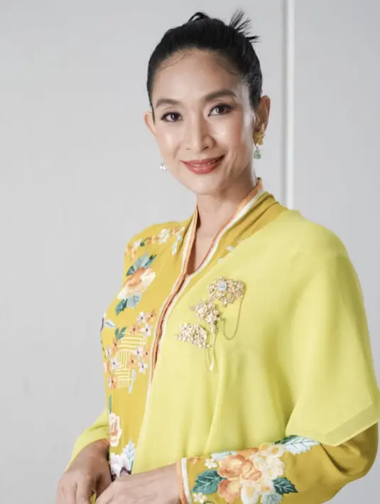 Dalam balutan nuansa kuning, kebaya dengan bordir bunga serta sematan brosch emas memberikan kesan anggun yang sempurna. [Foto: Happy Salma/ Instagram]