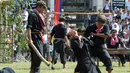 Sejumlah aktor melakukan teatrikal saat memperingati Hari Kemarahan di  Phnom Penh, Kamboja, (20/5). Ratusan orang berkumpul untuk mengingat mereka yang tewas selama rezim Khmer Merah. (AFP PHOTO/TANG CHHIN SOTHY)