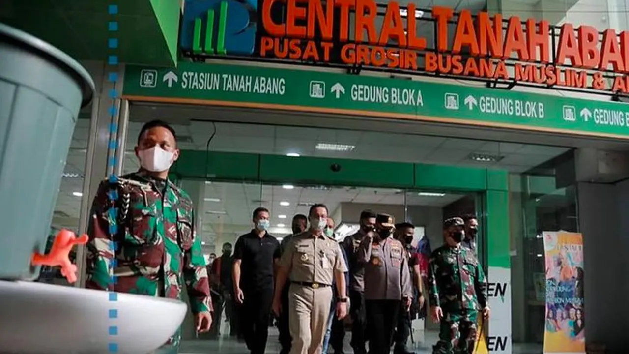 Gubernur DKI Jakarta Anies Baswedan memantau sejumlah titik di Pasar Tanah Abang yang menimmbulkan kerumunan saat akhir pekan. (@aniesbaswedan)