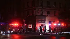 Pejalan kaki menyeberang jalan dekat kendaraan tanggap darurat saat pemadaman listrik di New York, AS, Sabtu (13/7/2019). Pemadaman listrik melanda sekitar 42 ribu pelanggan di Kota New York. (AP Photo/Michael Owens)