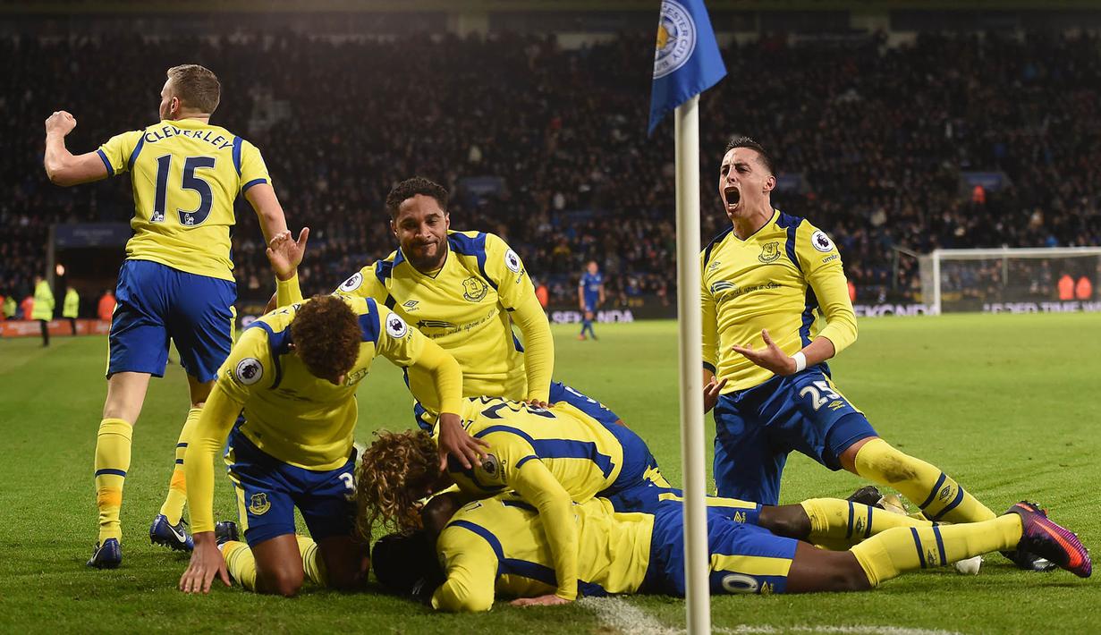 10. Para pemain Everton merayakan gol yang dicetak Romelu Lukaku ke gawang Leicester pada laga Premier League di Stadion King Power, Inggris, Senin (26/12/2016). (AFP/Paul Ellis)