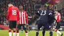 Pemain West Ham Michail Antonio (kanan) merayakan gol pertama timnya ke gawang Southampton pada pertandingan sepak bola putaran kelima Piala FA di Stadion St Mary, Southampton, Inggris, 2 Maret 2022. Southampton menang 3-1. (Adam Davy/PA via AP)