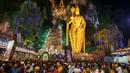 Umat Hindu berjalan menuju Kuil Sri Subramaniar Swamy saat perayaan Thaipusam di Batu Caves, Kuala Lumpur, Malaysia, Minggu (5/2/2023). Thaipusam, yang dirayakan untuk menghormati Dewa Murugan, adalah acara tahunan umat Hindu untuk mencari berkah, memenuhi sumpah, dan mengucapkan terima kasih. (AP Photo/Vincent Thian)