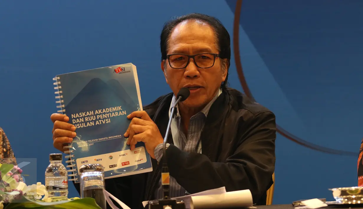 Ketua ATVSI Ishadi S. K. (tengah) menunjukan Naskah Akademik dan RUU Penyiaran Usulan ATVSI saat World Press Freedom Day di JCC (4/5). Dalam keteranganya ATVSI menanggapi revisi UU No.32 Tahun 2002. (Liputan6.com/Angga Yuniar)