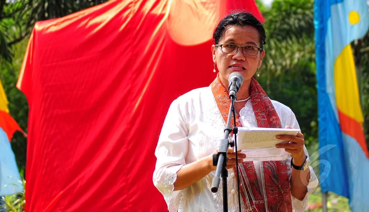 Ketua Komnas Perempuan, Azriana memberikan sambutan di acara peresmian Prasasti Tragedi Mei 98 di TPU Pondok Ranggon, Jakarta Timur, Rabu (13/5/2015). Azriana berharap kejadian Tragedi Mei 98 tidak terulang. (Liputan6.com/Yoppy Renato)
