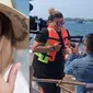 6 Momen Mesra Regina Ivanova dan Kekasih, Dilamar Di atas Speed Boat Polisi (sumber: Instagram.com/ivanova.regina)