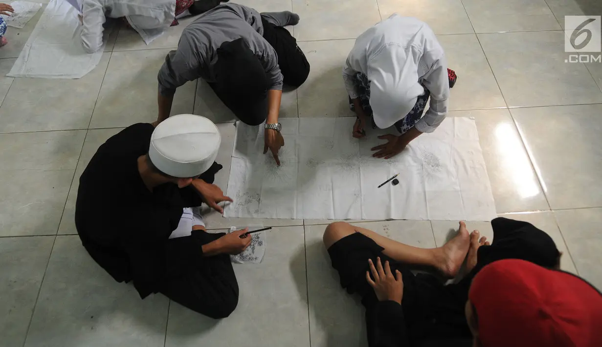 Murid SLB Mekar Sari 1 Cibinong saat mengikuti pelatihan membatik, Cibinong, Bogor, Jawa Barat, Rabu (18/9/2019). Ekstrakurikuler yang rutin dilaksanakan seminggu sekali ini untuk membekali para siswa keterampilan membatik. (merdeka.com/Arie Basuki)