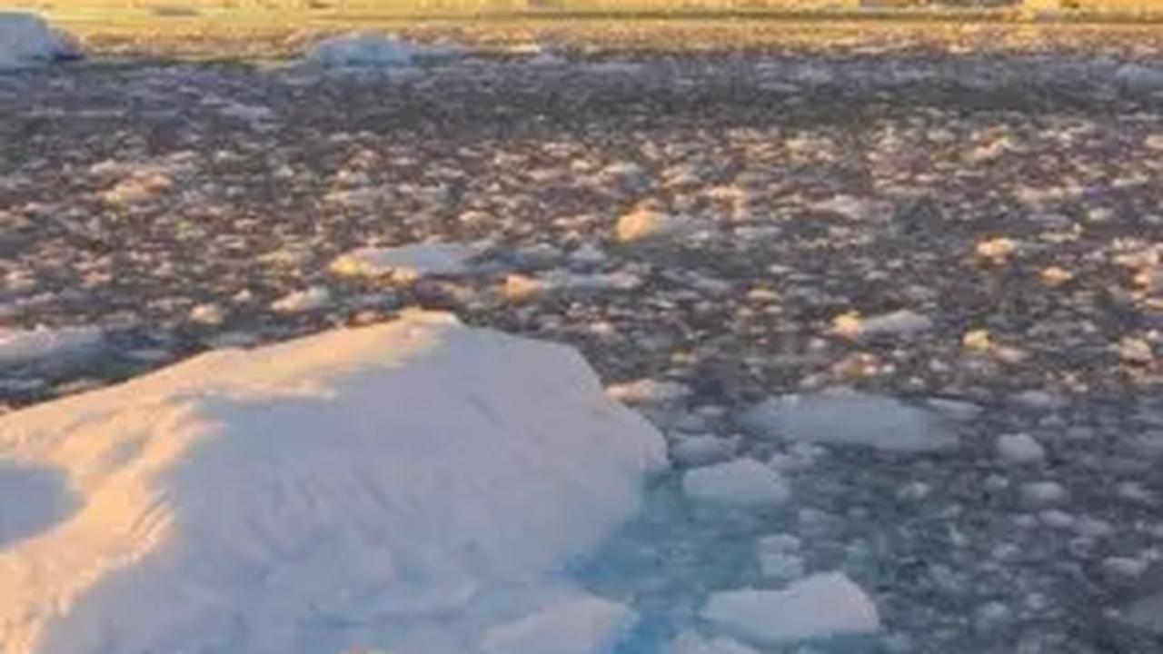 Pada 1998, peneliti Alan Alford menulis, dalam kisah penciptaan mitologi Mesir kuno digambarkan ada sebuah pulau yang melayang di angkasa, dan dewa-dewa yang turun ke bumi berasal dari pulau itu. Menurut Alford, kisah Atlantis sama sekali bukan tentang se