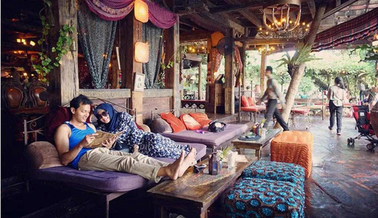 "Sholawat karena hal yang baik, nadanya itu merdu dan terbukti bisa menidurkan anak saya. Sementara lagu daerah itu bagus, kayak cublak suweng, lir-ilir dan itu sekalian mengenalkan," kata Fedi Nuril. (Instagram/fedinuril)