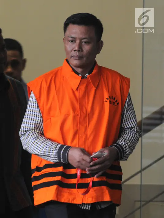 Mantan anggota DPRD Sumut Muslim Simbolon usai menjalani pemeriksaan di Gedung KPK, Jakarta, Senin (9/7). Muslim ditahan terkait dugaan suap laporan pertanggungjawaban APBD 2012 dan pengesahan perubahan APBD 2013, 2014, dan 2015. (Merdeka.com/Dwi Narwoko)
