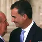 Raja Spanyol Juan Carlos (kiri) dan Felipe Vi (kanan). (Reuters)