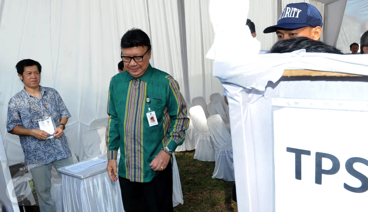 Menteri Dalam Negeri Tjahjo Kumolo saat meninjau kesiapan TPS 17 di Alam Sutera, Kecamatan Serpong, Tangsel, Rabu (9/12). Lokasi ini merupakan tempat Airin Rachmi Diany melakukan pencoblosan. (Liputan6.com/Helmi Afandi)
