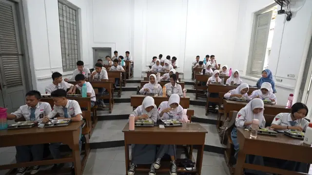 Pelaksanaan program Bakan Bergizi Gratis (MBG) di SMK Negeri 1 Jakarta, Kamis (8/1/2026). (Dok BGN)