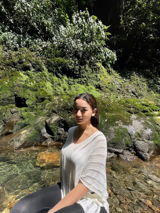 Seru nikmati momen healing di sela-sela kesibukannya sebagai seorang selebriti, main ke alam tentu sangat menyenangkan. Dari potret yang terlihat, tidak terlalu banyak orang yang mengunjungi lokasi tersebut dan suasananya pun masih asli. (Liputan6.com/IG/@glencachysaraofficial)